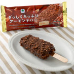 ファミリーマートのぎっしりたっぷりアーモンドバーを比較する。税込価格：228円。チョココーティングにも、バニラアイスにもローストアーモンドが入った ”ぎっしりたっぷり”なアーモンドが楽しめるアイスバーです。