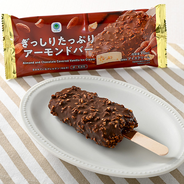 ファミリーマートのぎっしりたっぷりアーモンドバーを比較する。税込価格：228円。チョココーティングにも、バニラアイスにもローストアーモンドが入った ”ぎっしりたっぷり”なアーモンドが楽しめるアイスバーです。