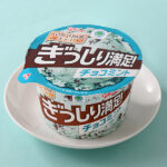 ファミリーマートのぎっしり満足！ チョコミントを比較する。税込価格：270円。パリパリチョコがたっぷり入った、食べ応え満点の王道チョコミントアイスです。