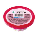 ファミリーマートの北海道産練乳のいちご氷カップ。税込価格：158円。定番のいちごかき氷に、最後まで飽きないよう底部分に北海道産練乳を入れたカップアイスです。幅広い世代の方々に楽しんでいただけるよう、昔ながらのかき氷の味わいを表現しました。