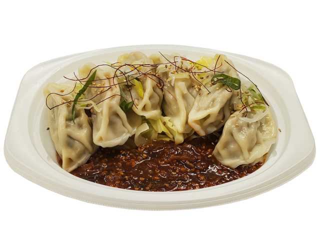 セブンイレブンの１／２日分の野菜 ピリ辛水餃子を比較する。税込価格：430円、カロリー：415kcal、1円あたりカロリー：0.97kcal/円、たんぱく質：13.7g、1円あたりたんぱく質：0.03g/円、脂質：15.8g、炭水化物：57.4g、糖質：51.8g、食物繊維：5.6g、食塩相当量：2.9g。ピリ辛の香味ダレを絡めて野菜と食べる水餃子です。アレルギー：卵、小麦。