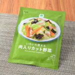 ファミリーマートのいろいろ使える肉入りカット野菜。税込価格：150円。5種類のカット野菜に豚肉やキクラゲを加えました。中華料理など様々なメニューに使える便利な一品です。