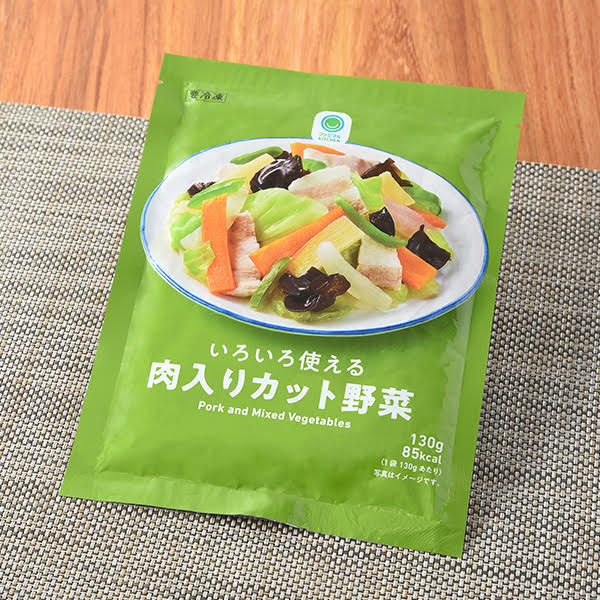 ファミリーマートのいろいろ使える肉入りカット野菜。税込価格：150円。5種類のカット野菜に豚肉やキクラゲを加えました。中華料理など様々なメニューに使える便利な一品です。