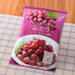 ファミリーマートの皮ごと食べられるぶどう。税込価格：267円。種が無く、皮ごと食べられるため、冷凍のままでも召し上がれます。甘さと爽やかな酸味が楽しめます。 ［ファミリーマート限定・数量限定］。