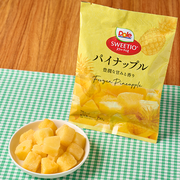 ファミリーマートのドール パイナップル。税込価格：246円。人気フルーツブランド「Dole」の冷凍フルーツです。芳醇な甘みと香りの「スウィーティオパイナップル」を使用しました。 ［ファミリーマート先行発売］。