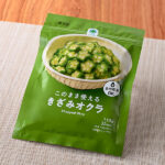 ファミリーマートのこのまま使えるきざみオクラ。税込価格：108円。5ｍｍ幅にカットしたオクラを急速冷凍しました。和え物やサラダなど、幅広い料理にご利用いただけます。自然解凍対応で、そのままでも召し上がれます。保存に便利なチャック付きです。