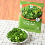 ファミリーマートのこのまま使えるブロッコリー。税込価格：128円。一口サイズで食べやすいサイズにカットしたブロッコリーを、急速冷凍しました。サラダや料理の付け合せ、炒め物など、幅広い料理にご利用いただけます。自然解凍対応です。