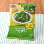ファミリーマートのたっぷり使えるブロッコリー。税込価格：375円。食べやすいサイズにカットしたブロッコリーを急速冷凍しました。サラダや料理の付け合わせ、炒め物など、幅広い料理にご利用いただけます。たっぷり400gです。