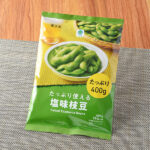 ファミリーマートのたっぷり使える塩味枝豆。税込価格：375円。程よく塩味がきいた、お酒のお供に最適な冷凍枝豆です。自然解凍でもお召し上がりいただけます。たっぷり400gです。