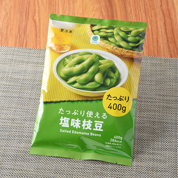 ファミリーマートのたっぷり使える塩味枝豆。税込価格：375円。程よく塩味がきいた、お酒のお供に最適な冷凍枝豆です。自然解凍でもお召し上がりいただけます。たっぷり400gです。