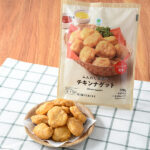 ファミリーマートのふんわり食感のチキンナゲット。税込価格：375円。ふっくらとした食感のチキンナゲットです。電子レンジで簡単・手軽に調理可能なので、様々な食シーンでご利用いただけます。