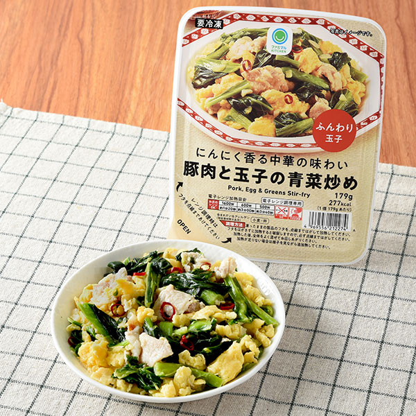 ファミリーマートのにんにく香る中華の味わい豚肉と玉子の青菜炒め。税込価格：429円。たっぷりのにんにくとがらスープで炒めた青菜に、ふんわり食感のたまごと豚肉を合わせた、彩り豊かで食べごたえのある1品です。