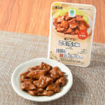 ファミリーマートの焼いてる！こてっちゃん。税込価格：354円。3種類の味噌を使用し、ごま油の風味をきかせた、コク・旨みのある味付けで仕上げた牛ホルモン焼きです。おなじみ「こてっちゃん」のコク味噌味がレンジ調理だけで手軽にお召し上がりいただけます。