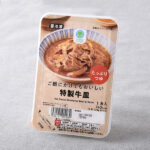 ご飯にかけてもおいしい特製牛皿 ファミリーマート 牛ばら肉と玉ねぎをたっぷりの特製つゆで調理し旨みを閉じ込めました。おつまみとしてもおかずとしても、お召し上がりいただける一品です。