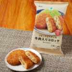 ファミリーマートのゴロっとじゃがいも牛肉入りコロッケ。税込価格：224円。北海道産じゃがいもを100％使用した、衣がサクサクの牛肉入りコロッケです。ゴロっとしたじゃがいもの食感が楽しめます。