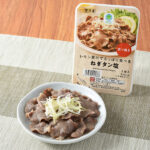 ファミリーマートのレモン果汁でさっぱり食べるねぎタン塩。税込価格：375円。レモン果汁で後味がスッキリとした味わいのねぎタン塩です。塩ダレで炙り焼きにした豚タンと白髪ねぎを一緒に食べるおつまみに最適な一品です。