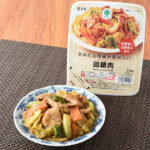 ファミリーマートの炒めた豆板醤が香ばしい回鍋肉。税込価格：429円。シャキシャキ食感のキャベツと、豚肉・玉ねぎ・ピーマン・人参が入った商品です。炒めた豆板醤が香ばしく香ります。