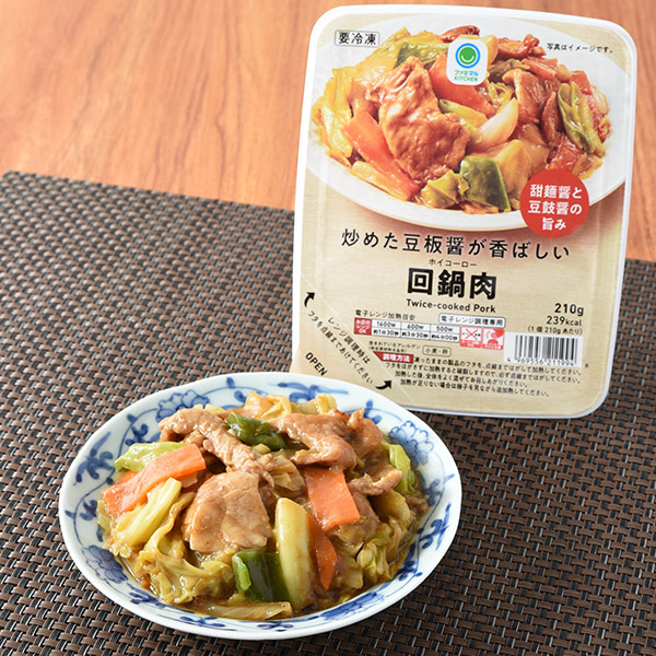 ファミリーマートの炒めた豆板醤が香ばしい回鍋肉。税込価格：429円。シャキシャキ食感のキャベツと、豚肉・玉ねぎ・ピーマン・人参が入った商品です。炒めた豆板醤が香ばしく香ります。