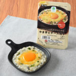 ファミリーマートのふわとろ食感がクセになるやま芋とチーズ焼き。税込価格：375円。ふんわりとろっと、だしのきいたやま芋に、チーズや卵黄ソース、刻みのりなどをトッピングした商品です。
