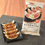 ファミリーマートの4種の野菜と春雨レンジでマンドゥ。税込価格：321円。ニラ・キャベツ・玉ねぎ・大根と春雨・お肉をもちもちの皮で包んだ韓国風の冷凍餃子です。オイスターソースとホタテエキスの海鮮系の旨みとアクセントの黒コショウが楽しめます。