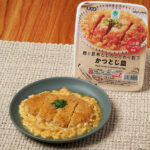 ファミリーマートの鰹と昆布だしのこだわり割下かつとじ皿。税込価格：429円。三元豚ロースカツを玉子でとじた食べごたえのある一品です。肉の旨みと、ふんわりと香るかつおと昆布のだしの風味を楽しめます。甘じょっぱい味付けが食欲をそそります。