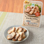 ファミリーマートの豚バラの旨みとごま油香るサムギョプサル。税込価格：321円。豚バラ肉のおいしさを岩塩で引き立てました。ごま油が香るおつまみにぴったりの一品です。