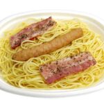ソーセージとベーコンの大盛ペペロンチーノ セブンイレブン ソーセージとブラックペッパー香るベーコンをのせ、オリーブオイルの旨みとニンニク・唐辛子の辛味を引き立てた大盛ペペロンチーノ。