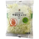 セブンイレブンの７プレミアム 千切りキャベツ。税込価格：127円、カロリー：35kcal、たんぱく質：2g、脂質：0.3g、炭水化物：7.8g、糖質：5.1g、食物繊維：2.7g、食塩相当量：0g。洗わずにそのまま食べられる、手軽で便利な千切りキャベツです。アレルギー：なし。