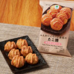 ファミリーマートのふんわりとろっと食感のたこ焼明太子マヨソース。税込価格：429円。2種（かつお・昆布）のだしがきいたふんわりとろっと食感のたこ焼です。明太子をしっかり感じられる明太子マヨソース付きです。