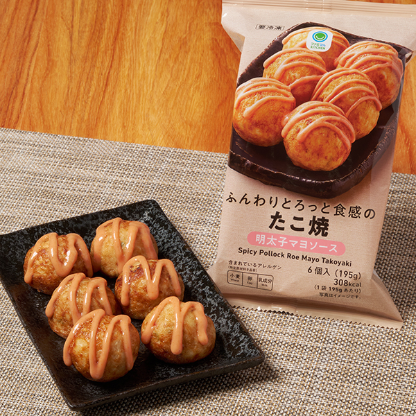 ファミリーマートのふんわりとろっと食感のたこ焼明太子マヨソース。税込価格：429円。2種（かつお・昆布）のだしがきいたふんわりとろっと食感のたこ焼です。明太子をしっかり感じられる明太子マヨソース付きです。