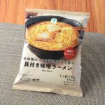ファミリーマートの赤味噌のコクと香味野菜の香り具付き味噌ラーメン。税込価格：278円。厚切りのチャーシューと赤味噌のコク・香味野菜の香りがきいた味噌ラーメンです。スープに良く絡む中太ちぢれ麺を使用しております。