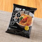 ファミリーマートの麺屋こころ監修台湾まぜそば。税込価格：321円。台湾まぜそばの名店「麺屋こころ」監修商品です。もちもちとした太麺に、さば・いわしなどの魚粉の旨みを感じる辛旨醤油ダレが特徴の本格台湾まぜそばです。ガーリックパウダーでお好みの味をお楽しみください。
