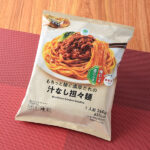 ファミリーマートのもちっと麺と濃厚だれの汁なし担々麺。税込価格：321円。肉の旨みとごまの濃厚さが特徴の担々ダレが、もちっと食感の麺によく絡む汁なし担々麺です。別添で豊かな香りの青花椒としびれが際立つ赤花椒を加えた唐辛子パック付きです。