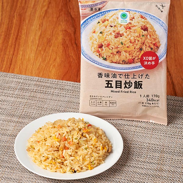 ファミリーマートの香味油で仕上げた五目炒飯。税込価格：213円。香味油で、香り高い味わいに仕上げました。焼豚・ねぎ・たけのこ・しいたけ・人参を使用した五目炒飯です。