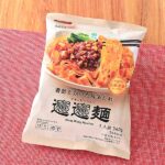 ファミリーマートの香酢が効いた旨辛たれビャンビャン麺。税込価格：321円。幅広のもちもち麺に、ウーシャンフェンと唐辛子の辛みと、香酢の酸味と甘みがきいたタレが絡むビャンビャン麺です。別添の花椒香油パックをかけていただくことで、さらにしびれる味わいが楽しめます。