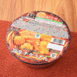 ファミリーマートの炒め唐辛子が効いた旨辛チゲうどん。税込価格：538円。熱した釜でごま油、にんにく、2種の唐辛子を炒めた、香ばしい香りと旨辛な味わいが特徴のチゲうどんです。