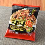 ファミリーマートの元祖スタミナ満点らーめん すず鬼監修 スタ満まぜそば。税込価格：321円。「元祖スタミナ満点らーめん すず鬼」監修のまぜそばです。食べごたえ抜群の極太麺、にんにくのガツンと感、アブラ・玉ねぎの甘さが特徴です。何度でも食べたくなるやみつきな味わいに仕上げております。