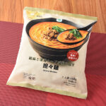 ファミリーマートの胡麻と清湯スープが織り成す担々麺。税込価格：451円。レンジだけで簡単に調理ができるトレー付きの担々麺です。ごまと清湯スープが混ざり合い、それぞれが織り成す風味をお楽しみいただけます。