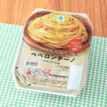 ファミリーマートのにんにくと唐辛子の旨みペペロンチーノ。税込価格：298円。にんにくと唐辛子の旨みを生かしたペペロンチーノです。シンプルながらクセになる味わいです。便利なトレー付き商品です。