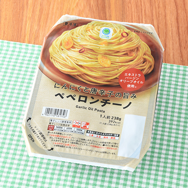 ファミリーマートのにんにくと唐辛子の旨みペペロンチーノ。税込価格：298円。にんにくと唐辛子の旨みを生かしたペペロンチーノです。シンプルながらクセになる味わいです。便利なトレー付き商品です。