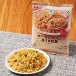 ファミリーマートの焦がし醤油が香ばしい極うま炒飯。税込価格：375円。高温でしっかり炒めることでお米はパラッと、焦がした醤油が香ばしい炒飯に仕上げました。