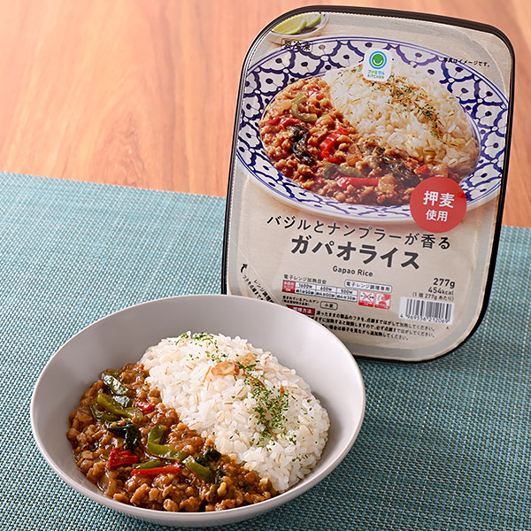ファミリーマートのバジルとナンプラーが香るガパオライス。税込価格：498円。ホーリーバジルを使用し、唐辛子やナンプラーなどの調味料で仕上げたガパオライスです。ご飯には押麦を使用しています。