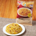 ファミリーマートの卵で黄金に仕上げた町中華チャーハン。税込価格：494円。シンプルな具材でパラパラを極めた炒飯です。高温でしっかり炒めることでお米一粒一粒がたまごをまとい、お店のような黄金色に仕上げました。たっぷり450gです。