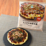 ファミリーマートの旨み広がるふっくら生地のミックスお好み焼。税込価格：375円。豚ばら肉とイカを混ぜ込んだミックスお好み焼です。生地に山いもを加えることでふっくらとした食感に仕上げました。