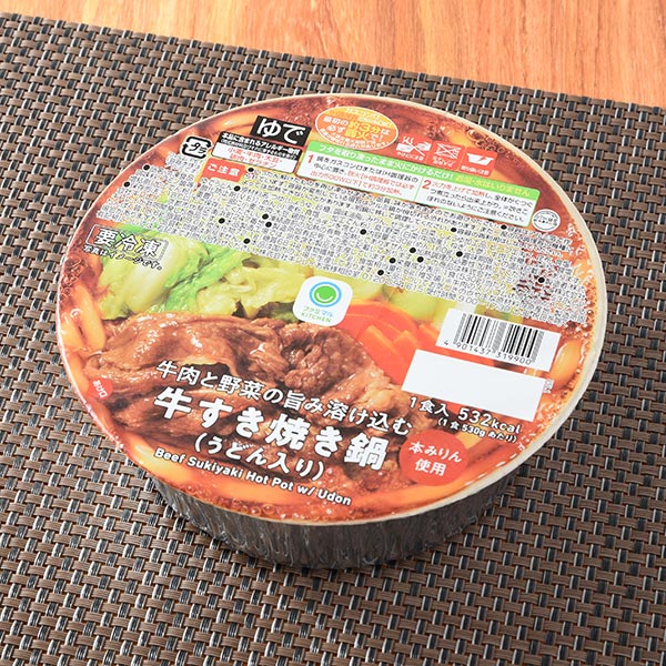 ファミリーマートの牛肉と野菜の旨み溶け込む牛すき焼き鍋（うどん入り）。税込価格：645円。牛肉と白菜やねぎなどの野菜、コシのあるうどんが入った食べごたえのあるうどん入りの牛すき焼き鍋です。