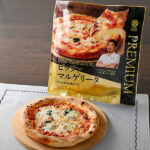 ファミリーマートの【「LA FIGLIA DEL PRESIDENTE」今井シェフ監修】薪窯で焼き上げたピッツァマルゲリータ。税込価格：591円。ナポリのピッツァ選手権優勝者(*)の「LA FIGLIA DEL PRESIDENTE」今井 憲シェフ監修の商品です。特製生地を一枚一枚手で伸ばし、高温の薪窯で焼き上げました。