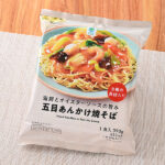 ファミリーマートの海鮮とオイスターソースの旨み五目あんかけ焼そば。税込価格：462円。海老や貝柱・白菜・小松菜・人参など8種類の具材を使用したあんかけ焼そばです。海鮮とオイスターソースの旨みが広がるあんを、香ばしく焼き上げた麺に絡めてお召し上がりください。