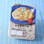 ファミリーマートのもちっと食感生パスタカルボナーラ。税込価格：354円。生パスタを使用した、カルボナーラです。芳醇なチーズのコクとコショウのアクセントが特徴です。
