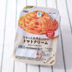 ファミリーマートのもちっと食感生パスタトマトクリーム。税込価格：354円。生パスタを使用した、トマトクリームパスタです。トマトと海老の旨みが特徴です。