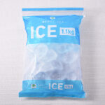 ファミリーマートの便利なチャック付きICE 1.1kg。税込価格：298円。長時間かけてじっくり凍らせた、硬く透明度の高いかちわり氷です。